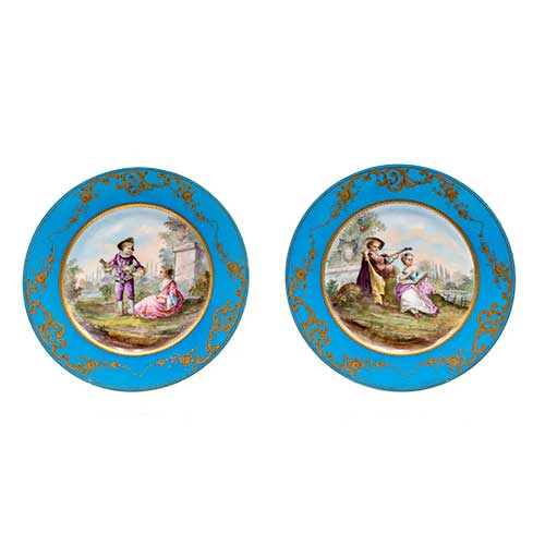 Sub.:40 - Lote: 218 -  Pareja de platos en porcelana pintada con escenas de ni�os. Francia siglo XIX, con marcas de Sevres