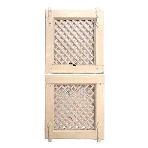 Sub.:40 - Lote: 585 -  Dos puertas de celos�a del siglo XVIII pintadas de blanco.