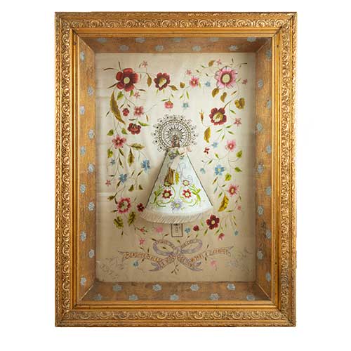 Sub.:40 - Lote: 232 -  Urna con Virgen del Pilar y fondo bordado con marco original S.XIX