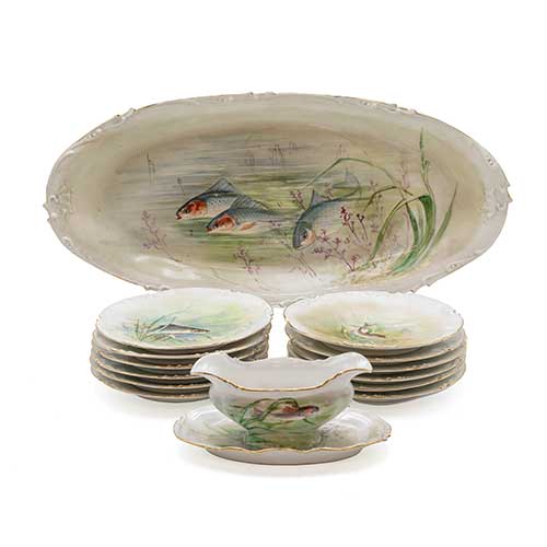 Sub.:40 - Lote: 221 -  Doce platos ,una bandeja y salsera con rotura en porcelana de Limoges pintada a mano con motivos de peces. Alg�n piquete