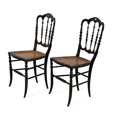 Sub.:40 - Lote: 267 -  Pareja de sillas en madera lacada con incrustaciones de n�car, respaldo de de palillos torneados y asiento de rejilla