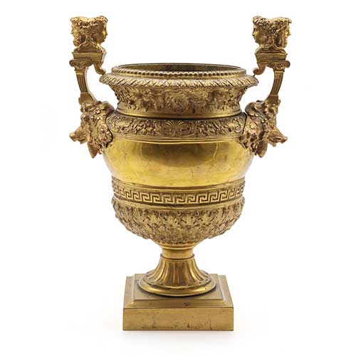 Sub.:40 - Lote: 424 -  Copa de bronce dorado siguiendo en el modelo realizado por Claude Ballin (1615 - 1678) para el Palacio de Versalles.Asas con cabezas de Jano y cabezas de jabali.El collar esta decorado por hojas de roble y conchas. La base de secci�n cuadrada se decorado hojas de roble y bellotas. Gran Tour