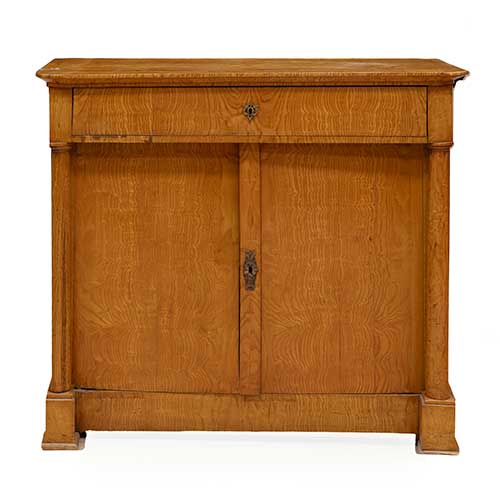 Sub.:40 - Lote: 241 -  C�moda Bidermaier de dormitorio en madera de tejo con dos puertas flanqueadas por columnas y caj�n en cintura con compartimentos y espejo abatible