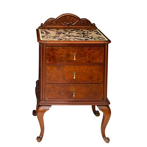 Sub.:40 - Lote: 304 -  Mesilla con cajones en madera patinada