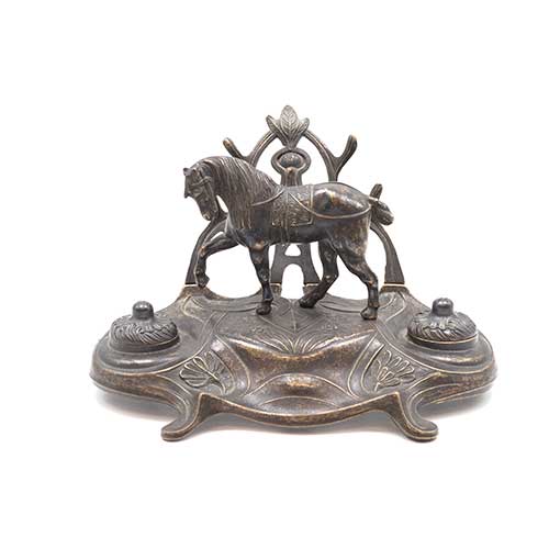 Sub.:40 - Lote: 246 -  Escriban�a en esta�o de estilo art noveau con dos tinteros