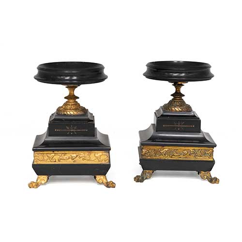 Sub.:40 - Lote: 323 -  Dos copas de guarnici�n en m�rmol negro belga con aplicaciones en bronce dorado