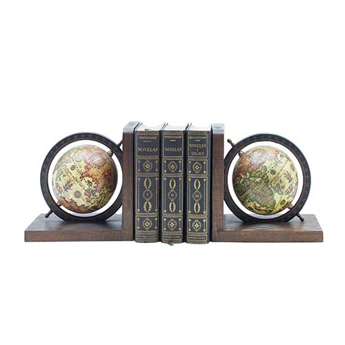 Sub.:40 - Lote: 206 -  Pareja de sujeta-libros en madera con decoraci�n de globos terr�queos. Incluye 3 libros de Novelas de John Dos Passos de la editorial Planeta.