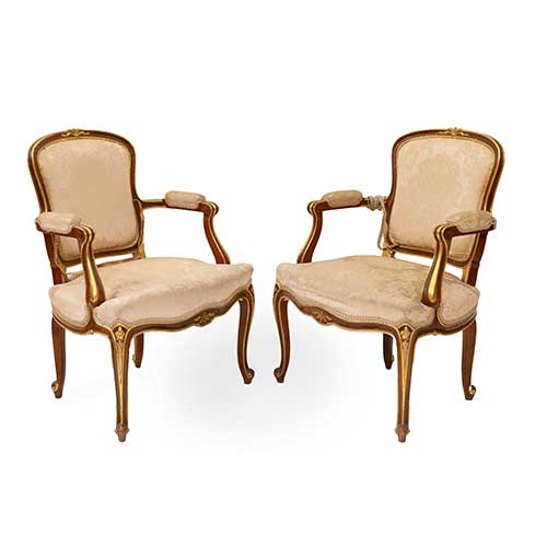Sub.:40 - Lote: 242 -  Pareja de sillones estilo Luis XV de Sim�n Loscertales en madera patinada y dorada