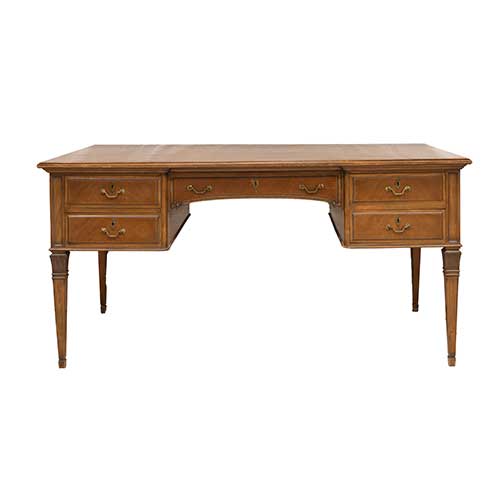 Sub.:40 - Lote: 272 -  Mesa de despacho en madera patinada y tallada con cinco cajones