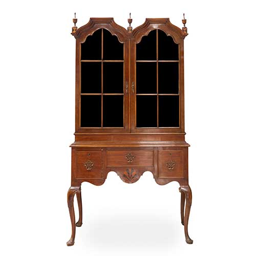 Sub.:40 - Lote: 235 -  Vitrina estilo ingl�s con dos puertas y tres cajones en madera patinada y marqueteria