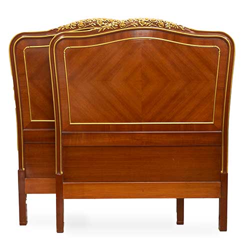 Sub.:40 - Lote: 285 -  Pareja de cabeceros de Sim�n Loscertales Bona, en madera tallada y dorada