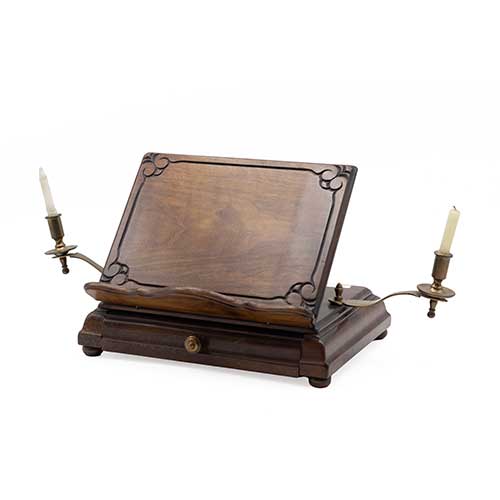 Sub.:40 - Lote: 271 -  Atril en madera patinada con dos candeleros en lat�n y caj�n
