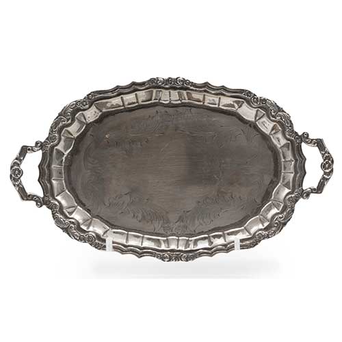 Sub.:40 - Lote: 240 -  Bandeja de plata con borde repujado y el centro con hojas grabadas, peso 168 gr