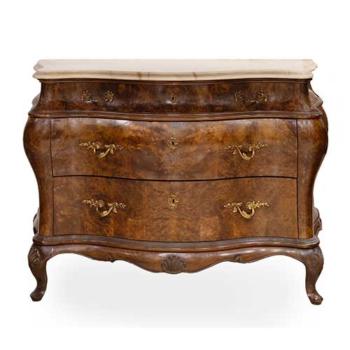 Sub.:40 - Lote: 260 -  C�moda galb� en madera de ra�z modelo veneciano