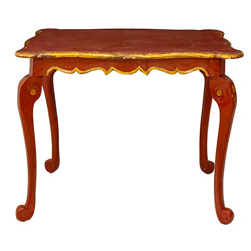 Sub.:40 - Lote: 329 -  Mesa estilo Carlos III lacada en rojo y dorado
