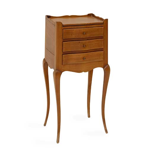 Sub.:40 - Lote: 298 -  Mesilla Luis XV con tres cajones en madera patinada