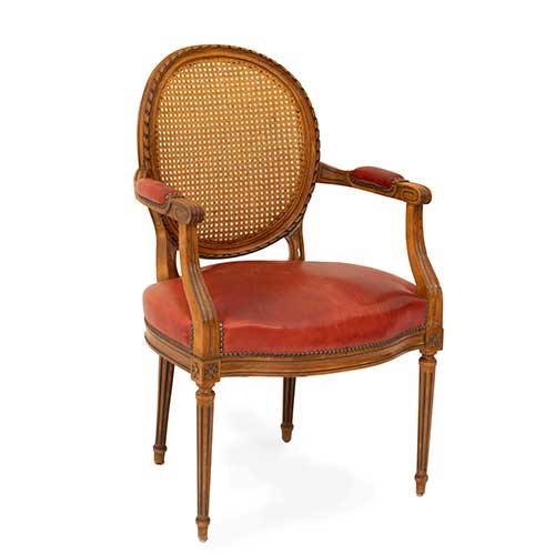 Sub.:40 - Lote: 299 -  Sill�n estilo Luis XVI en madera patinada, rejilla en respaldo y asiento de cuero.