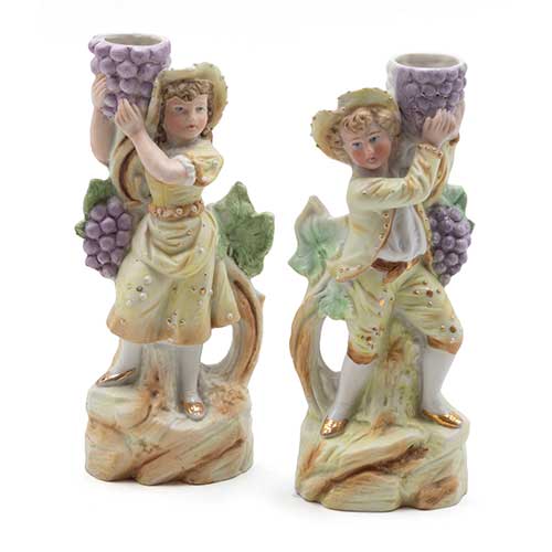 Sub.:40 - Lote: 315 -  Pareja de candeleros en biscuit policromado con figuras de ni�os