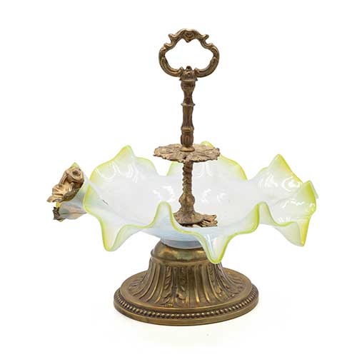 Sub.:40 - Lote: 327 -  Centro en metal dorado con base de cristal recompuesto