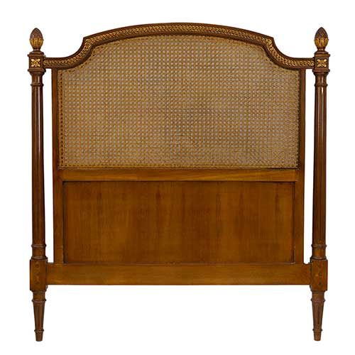 Sub.:40 - Lote: 292 -  Cabecero en madera de nogal tallada y dorada con rejilla estilo Luis XVI