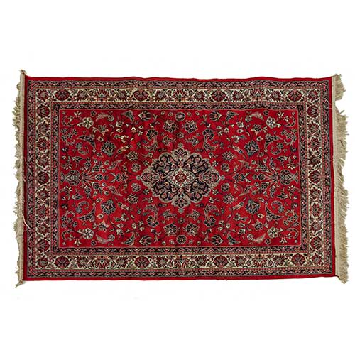 Sub.:41 - Lote: 199 -  Alfombra tipo persa con herat� central sobre fondo rojo con flores como motivo de campo y borde dividido en tres tres franjas con motivos florales.