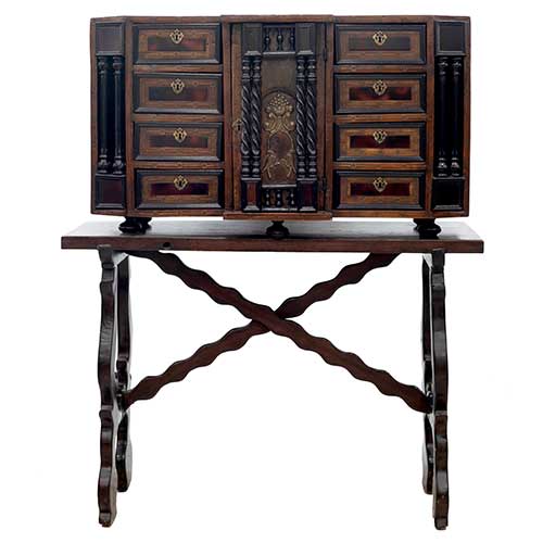 Sub.:41 - Lote: 598 -  Bargue�o italiano del S. XVII reconstruido con mesa de pata de lira