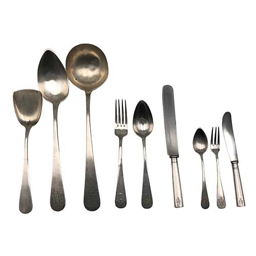 Sub.:41 - Lote: 375 -  Cuberter�a en plata de doce servicios con iniciales. Consta de 75 piezas. Peso 2428 gr sin cuchillos