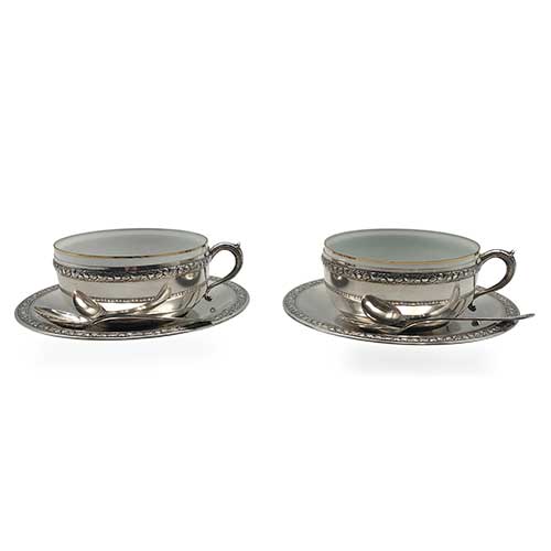 Sub.:41 - Lote: 529 -  Dos tazas de desayuno con sus platos, cucharas en plata y recipiente en opalina