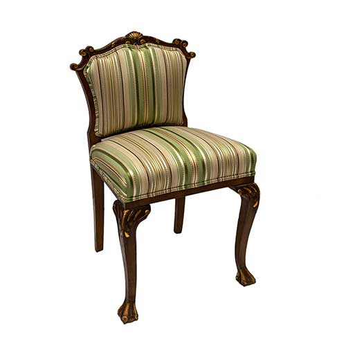 Sub.:42 - Lote: 377 -  Silla peque�a de costura en madera con detalles dorados.