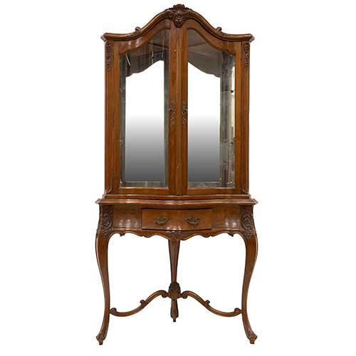 Sub.:42 - Lote: 200 -  Vitrina rinconera estilo Luis XV en madera de nogal tallada con dos puertas acristaladas sobre base con patas curvadas y caj�n en cintura