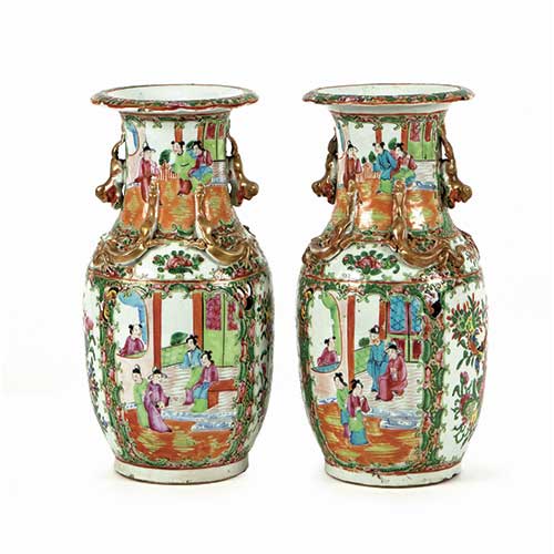 Sub.:42 - Lote: 190 -  Pareja de jarrones en porcelana esmaltada, China, finales de la dinast�a Qing, SS.XIX-XX Con decoraciones de escenas en reserva