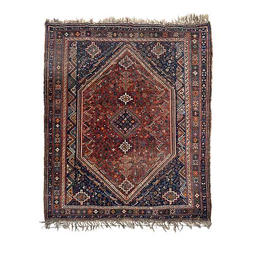 Sub.:42 - Lote: 201 -  Alfombra oriental en lana con campo en rojo y borde con figuras geom�tricas