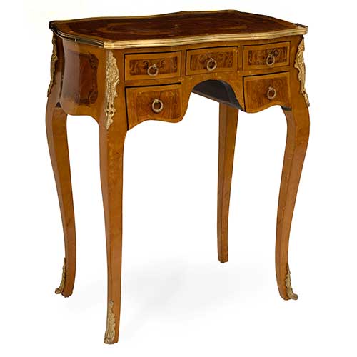 Sub.:42 - Lote: 187 -  Mesa de marqueter�a estilo Lu�s XV con aplicaciones de bronce, trabajada en la parte posterior.