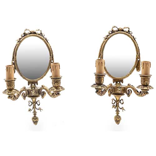 Sub.:42 - Lote: 366 -  Pareja de apliques de dos luces estilo Luis XVI en bronce y espejo.