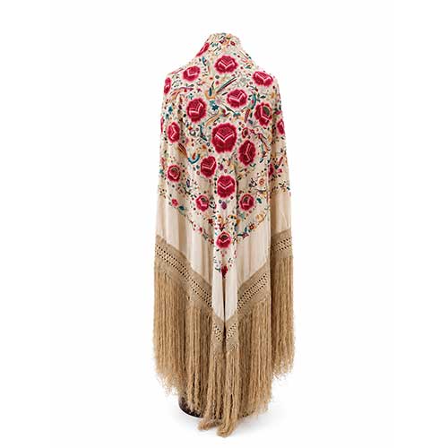 Sub.:42 - Lote: 463 -  Mant�n de Manila en seda con bordados florales y aves. Buen estado de conservaci�n