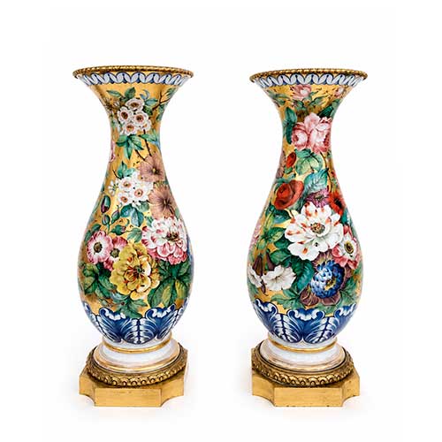 Sub.:42 - Lote: 495 -  Pareja de jarrones en opalina pintada de Baccarat con base y embocadura en bronce