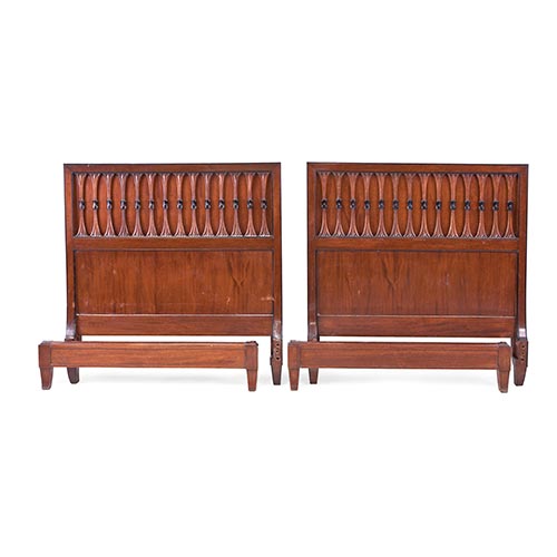 Sub.:5-On - Lote: 12 -  Pareja de camas en madera patinada con galer�a superior tallada.