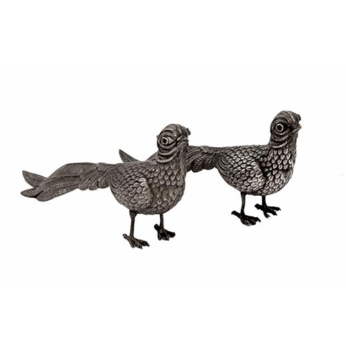 Sub.:5-On - Lote: 343A -  Pareja de faisanes en alpaca, con incrustaciones en los ojos.