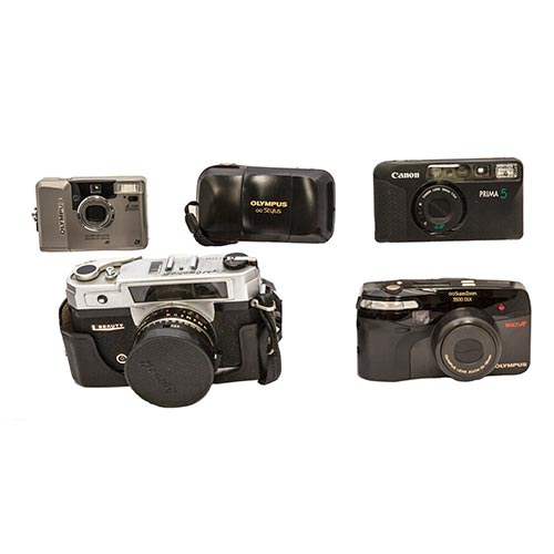 Sub.:5-On - Lote: 194 -  Lote de cinco c�maras de fotograf�a. Consta de: una Canon Prima 5, una Olympus iZoom 2000, una Olympus Stylus con funda, una Beauty Lightomatic III, una Olympus SuperZoom 3500 DLX.