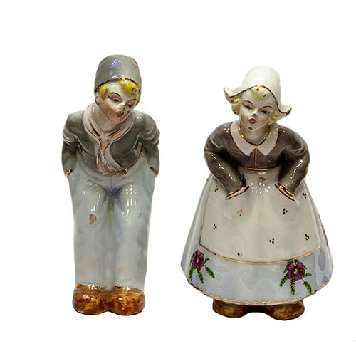 Sub.:5-On - Lote: 346 -  Holandeses. Lote de dos figuras en porcelana esmaltada. Peque�os piquetes.