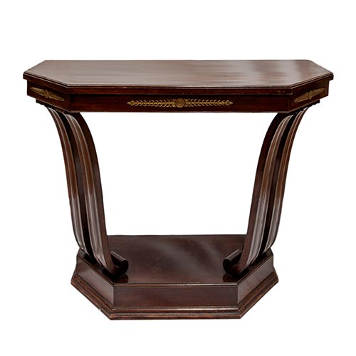 Sub.:5-On - Lote: 17 -  Consola en madera tallada con aplicaciones de lat�n en cintura al frente.