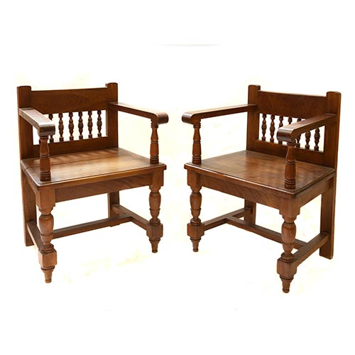 Sub.:5-On - Lote: 65 -  Pareja de sillones en madera con patas y respaldos torneados.