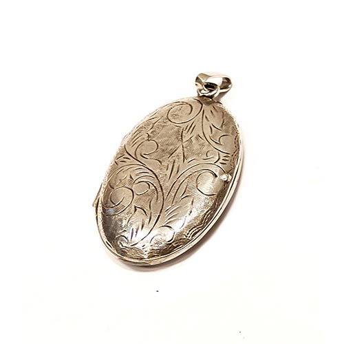 Sub.:5-On - Lote: 95 -  Guardapelo en plata cincelada con roleos vegetales. Peso: 33 gr