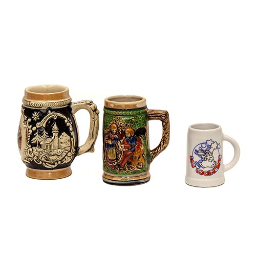 Sub.:5-On - Lote: 88 -  Lote de tres jarritas de cerveza en cer�mica y porcelana.