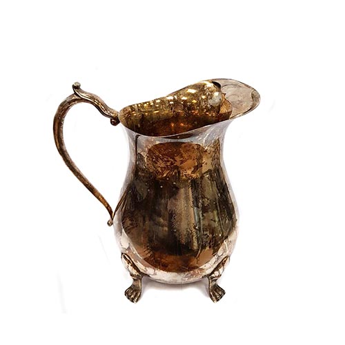 Sub.:5-On - Lote: 90 -  Jarra en metal plateado con cuatro patas de garra.