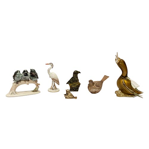 Sub.:5-On - Lote: 345 -  Lote de 6 figuras de aves, dos en porcelana, dos en metal plateado, una en cristal de murano y otra en piedra dura tipo jade. Desperfectos.