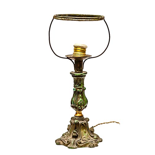 Sub.:5-On - Lote: 167 -  L�mpara de sobremesa estilo Luis XV en calamina repujada con decoraci�n floral.