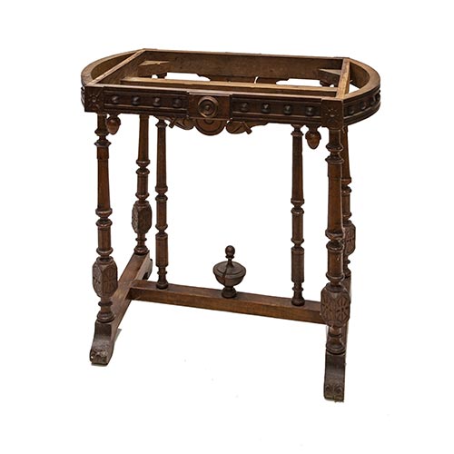 Sub.:5-On - Lote: 20 -  Mesa peque�a en madera con patas torneadas y chambrana alfonsina de �poca. Falta m�rmol.