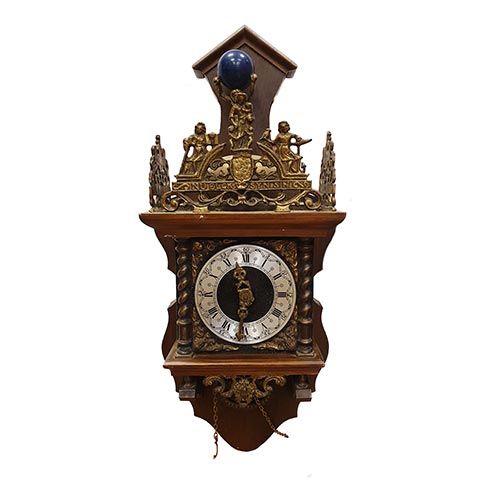 Sub.:5-On - Lote: 120 -  Reloj de pared con decoraci�n en metal. Numeraci�n romana y p�ndulo.