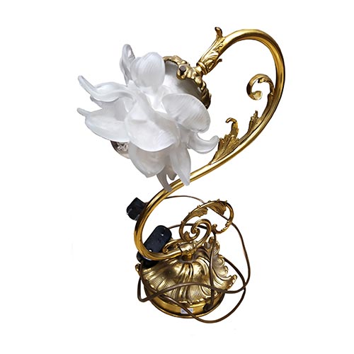 Sub.:5-On - Lote: 171 -  L�mpara de mesa realizada en metal dorado con tulipa en cristal con forma de flor.